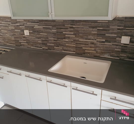 משטח שיש אפור למטבח כולל כיור מותקן וארונות מטבח